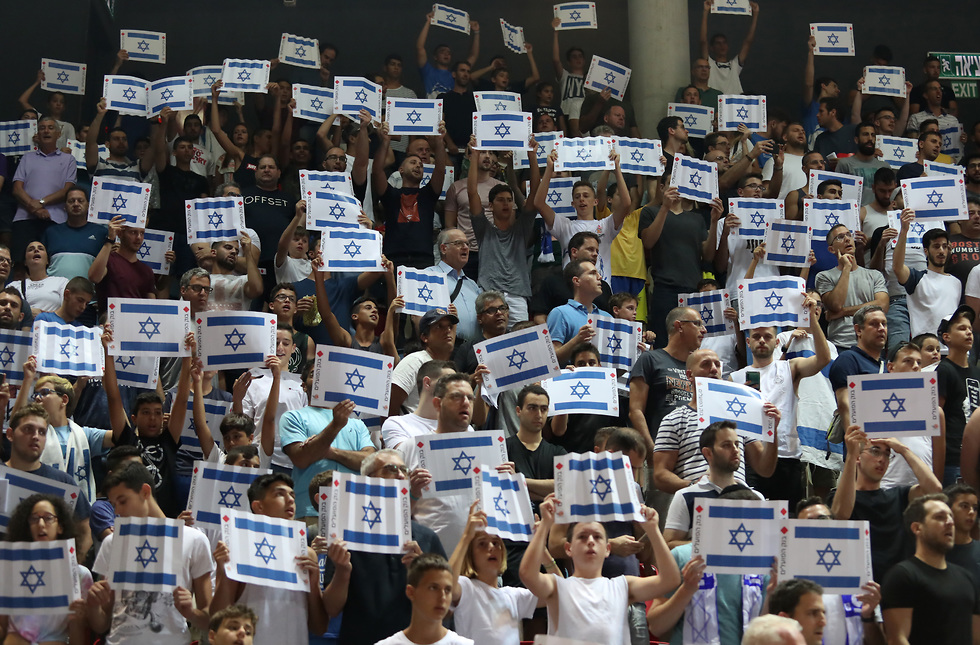 אוהדי נבחרת ישראל (צילום: אורן אהרוני)