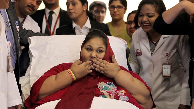 Egyptian national Eman Ahmed Abd El Aty blows a kiss during a press conference on July 24, 2017, at the Burjeel Hospital in Abu Dhabi where she was receiving treatment following drastic weight-loss surgery 