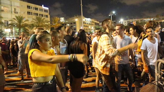 חוזרים לככר - תנו לרקוד בשקט : הפגנה בכיכר רבין בת