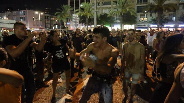 חוזרים לככר - תנו לרקוד בשקט : הפגנה בכיכר רבין בת