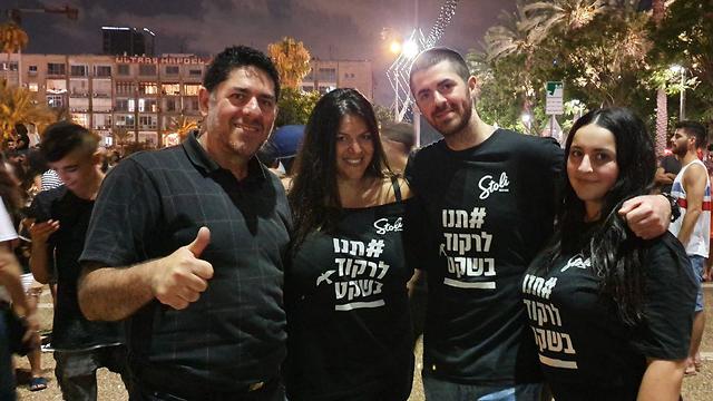 משפחת שמיר בהפגנה בכיכר רבין (צילום: איתי שיקמן)