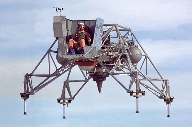 כלי טיס מועד לפורענות. הרחפן הרקטי LLRV ששימש באימוני הנחיתה על הירח (צילום: מוזיאון התעופה והחלל, מכון סמית'סוניאן)
