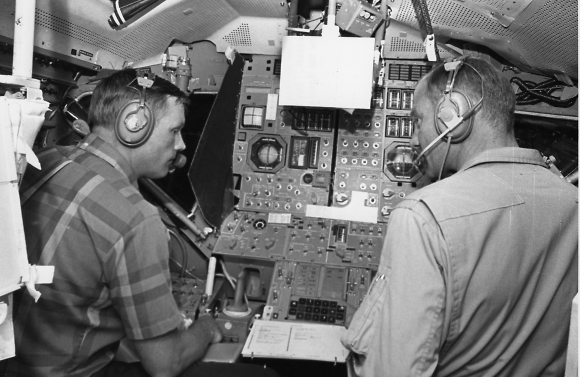 שיתוף פעולה מתוח. ארמסטרונג (משמאל) ןאולדרין בסימולטור של רכב הנחיתה (צילום: נאס"א)