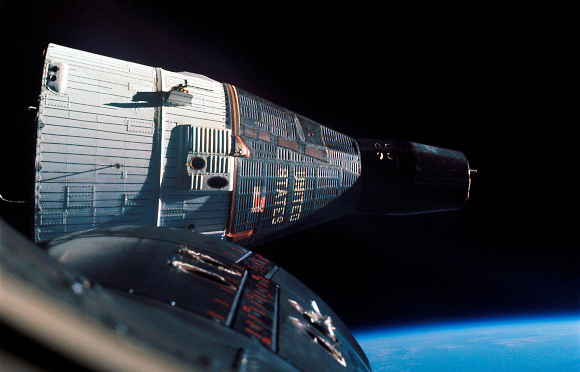 רשמה שיא שהייה של אסטרונאוטים בחלל - שבועיים במסלול סביב כדור הארץ. ג'מיני 7 בצילום מחלון ג'מיני 6 (צילום: נאס"א)