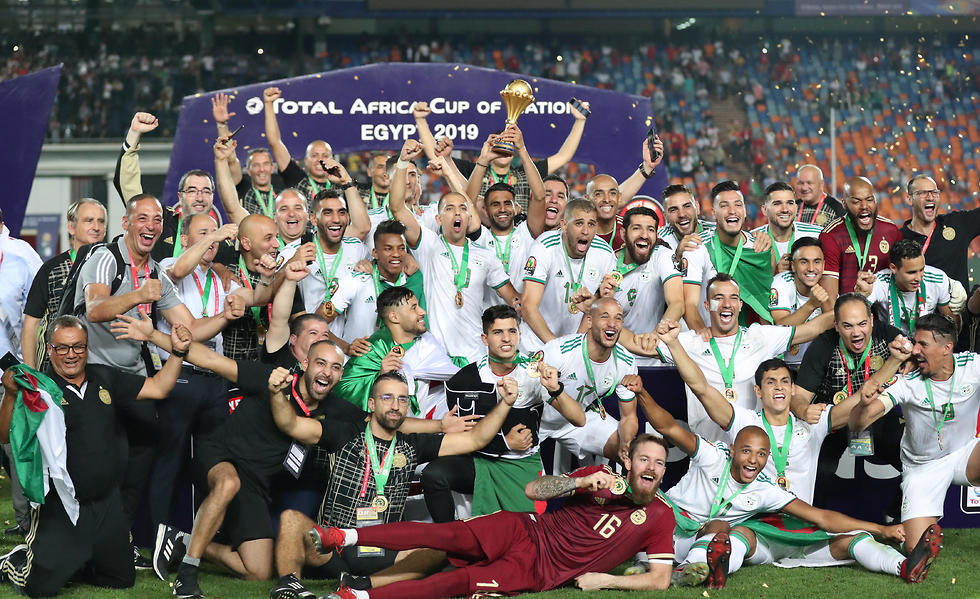 אלג'יריה מניפה גביע (צילום: רויטרס)