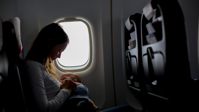 אישה מניקה במטוס (צילום: shutterstock)