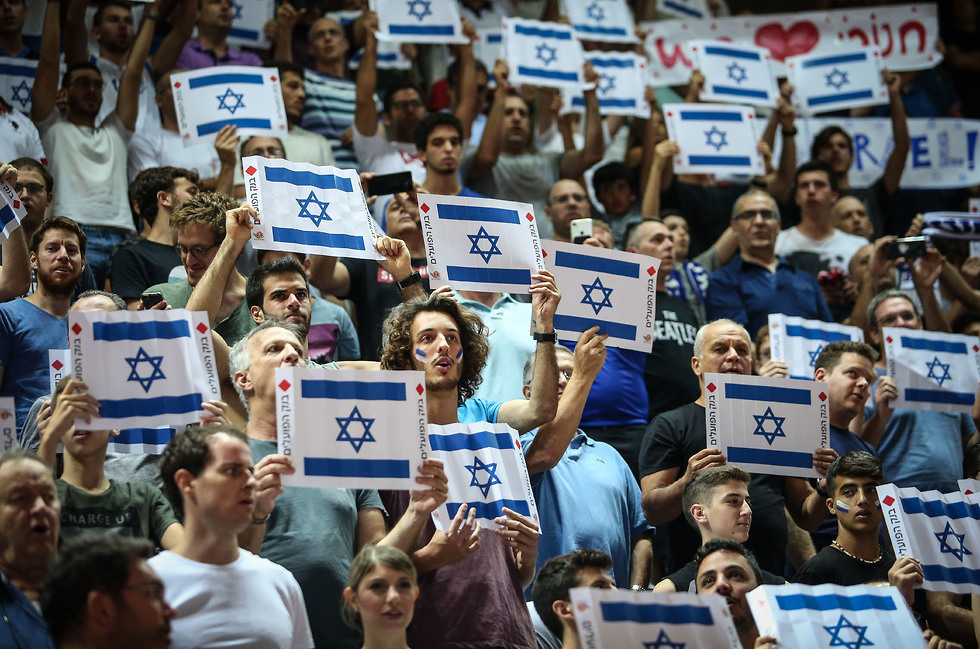 אוהדי נבחרת ישראל לפני המשחק (צילום: עוז מועלם)