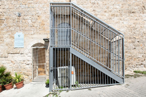 הכניסה למצודה. משמאל הכניסה לקומה הראשונה ומימין הכניסה למדרגות הפנימיות שמובילות לקומה העליונה ולתצפית (צילום: דור נבו)