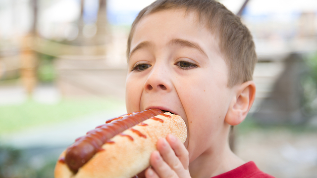 יום הגאנק פוד הבינלאומי בריאות ילד אוכל נקניקייה  (צילום: shutterstock)