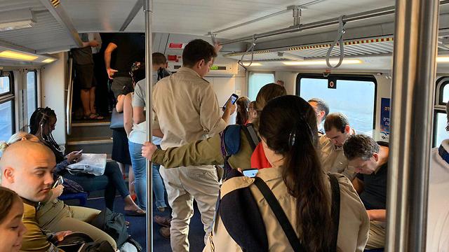 קרונות העמידה החדשים ברכבת ישראל (צילום: רועי רובינשטיין)