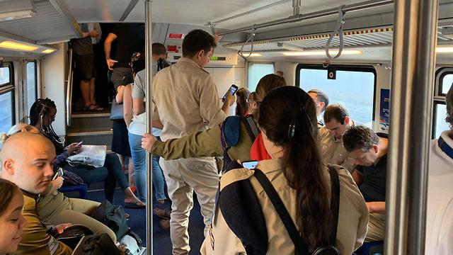 קרונות העמידה החדשים ברכבת ישראל (צילום: רועי רובינשטיין)