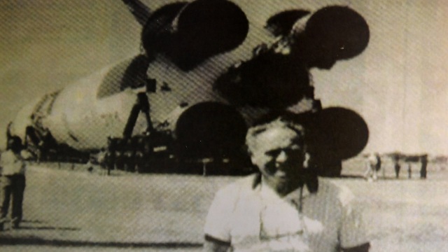 Yehuda Kedar with the Apoloo 11 spacecraft