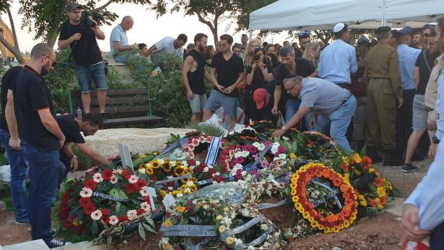 קבר הלוויה של רודריגו רוסטסקי תאונה תאונת דרכים בכביש 7 חיל האוויר ()