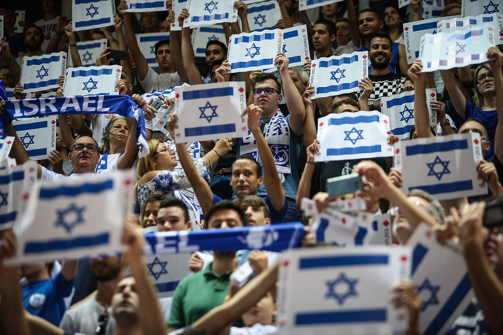 אוהדי נבחרת ישראל (צילום: עוז מועלם)
