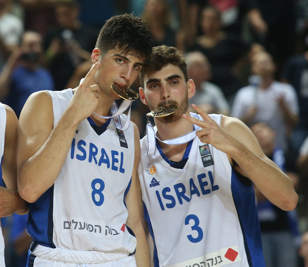 נבחרת ישראל עם הגביע (צילום: אורן אהרוני)