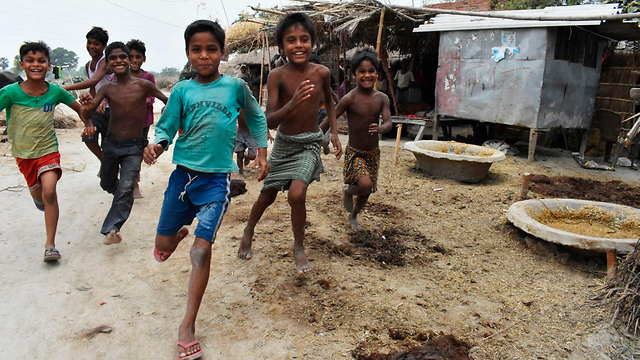 עוני ב הודו (צילום: AFP)