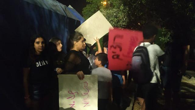 חבריו לכיתה של מייקל ג'יימס קוואנקה בפגנה נגד גירושו (צילום: אונו ניוז)