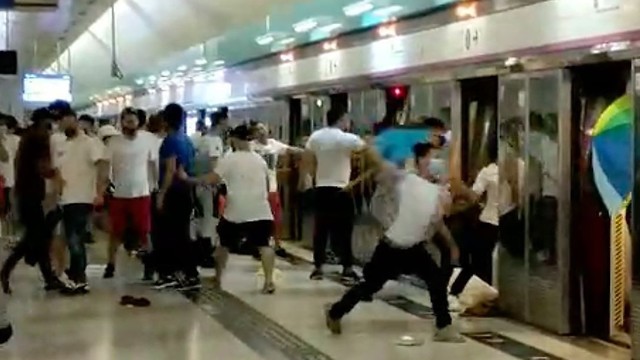 תוקפים תוקפי מפגינים ב תחנת רכבת ב הונג קונג ()