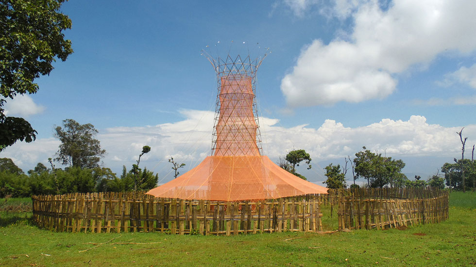 מגדל ווארקה באתיופיה. בהקמה פשוטה ומהירה, ה''עץ'' יודע לקלוט מי גשמים ולחות מהאוויר - ולהפוך אותם למי שתייה (צילום: ©Warka Water Inc)