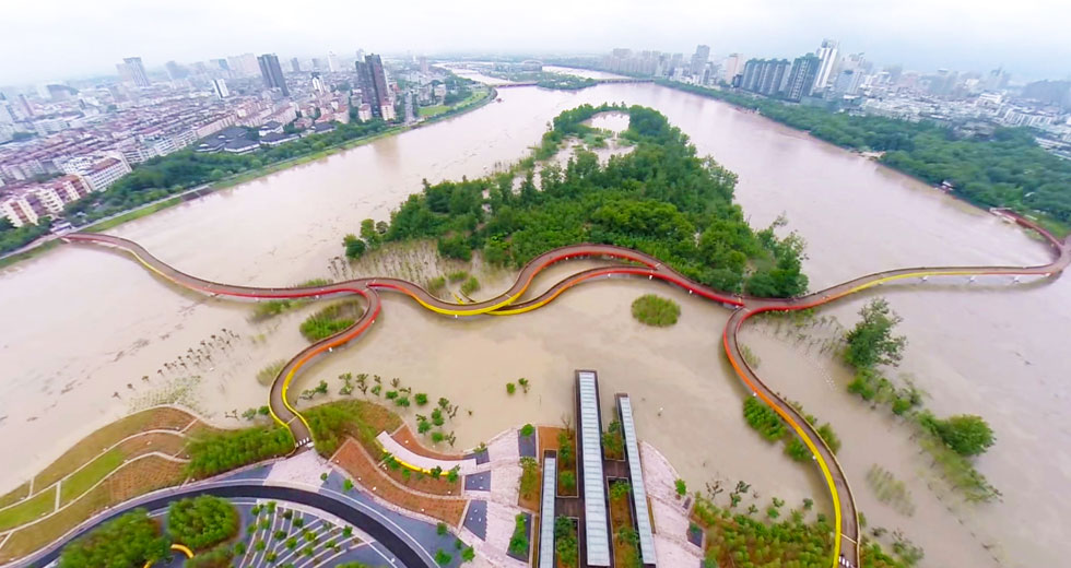 פארק יאנווייז'ו בסין הוקם במפגש של 3 נהרות בעיר ג'ינהואה. הוא לא רק ריאה ירוקה חיונית, אלא מושא גאווה (צילום: פארק יאנווייז׳ו, Turenscape)