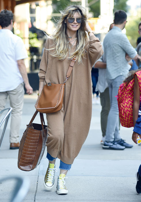 היידי קלום נתפסה בכמה מקרים כשהיא לבושה בבגדי אוברסייז מוגזמים בזמן שהיא מבלה עם ילדיה ברחובות ניו יורק (צילום: splashnews/asap creative)