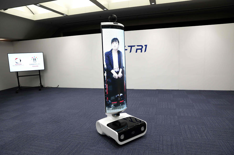 רובוט שיוצר במיוחד כדי לסייע לבעלי מוגבלויות בטוקיו באולימפיאדת 2020 (צילום: AFP)