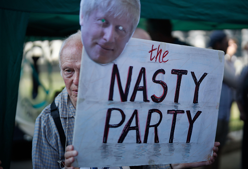 מחאה נגד בוריס ג'ונסון ברחוב דאונינג ב לונדון בריטניה (צילום: AFP)