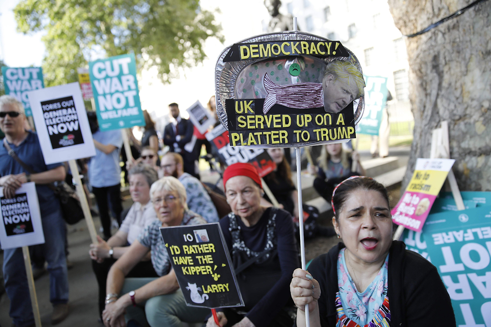 מחאה נגד בוריס ג'ונסון ברחוב דאונינג ב לונדון בריטניה (צילום: AFP)