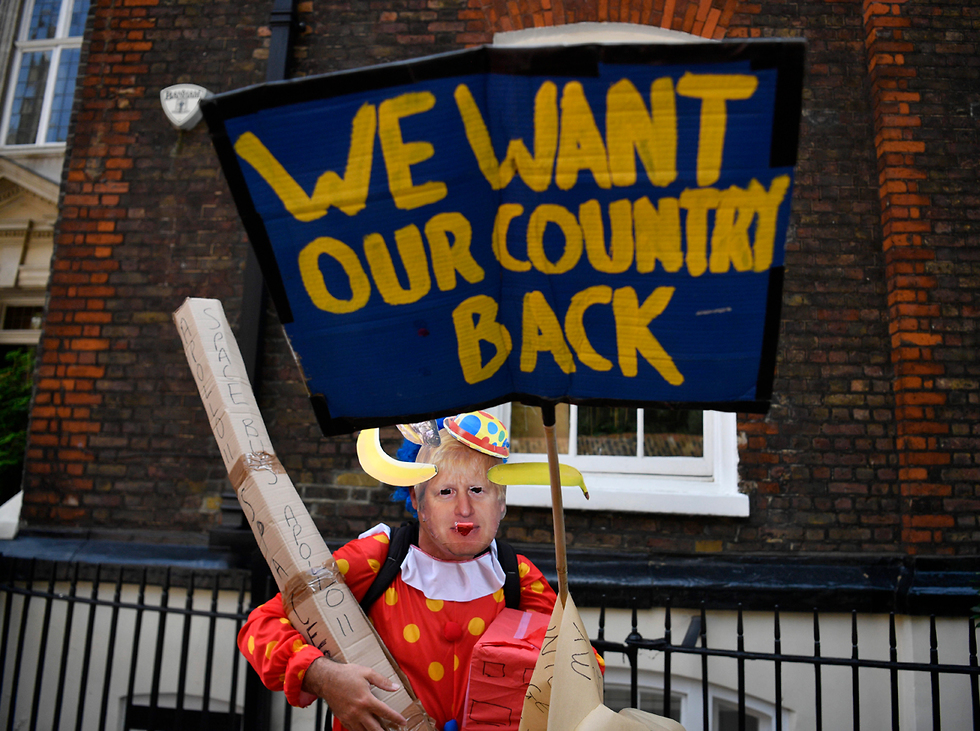 מחאה נגד בוריס ג'ונסון ברחוב דאונינג ב לונדון בריטניה (צילום: EPA)