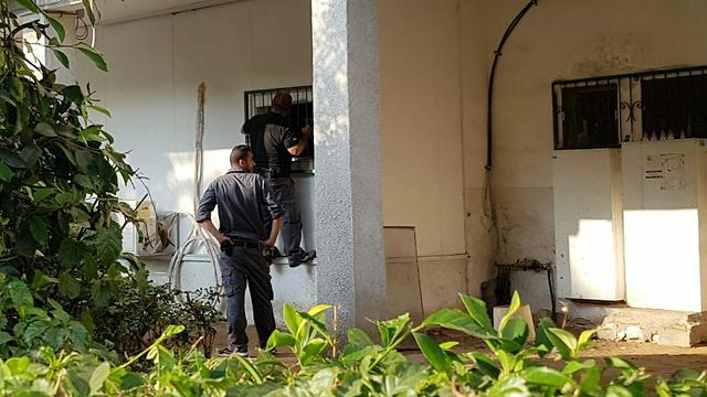 שוטרים פרצו לדירתה של עובדת בלתי חוקית וילדיה מהפיליפינים ברמת גן כדי לגרשם ()