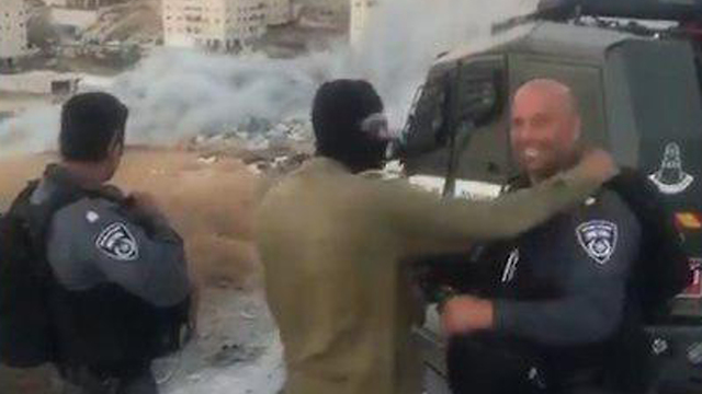 קצין חבלה מתמוגג מהריסת בניין במזרח ירושלים ()