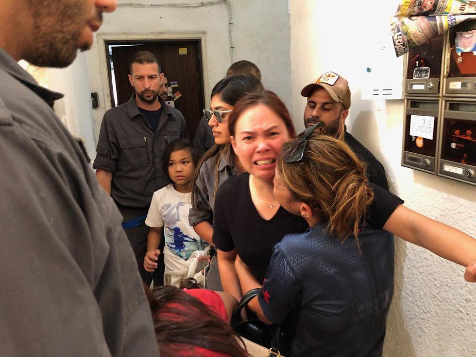 Immigration officials arresting Geraldine Esta and her children on Tuesday (Photo: Nitzan Horowitz)