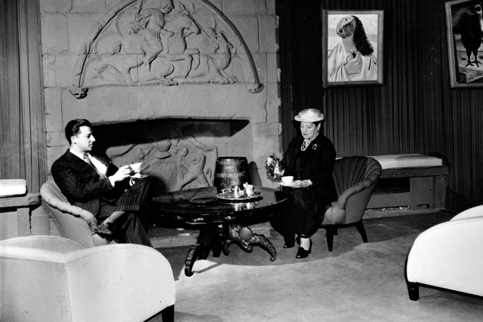 רובינשטיין ובנה הוראס טיטוס, על רקע עבודות אמנות בבעלותה. 1950 (צילום: AP)
