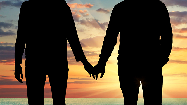 אילוסטרציה של שני גברים אוחזים ידיים (צילום: Shutterstock)