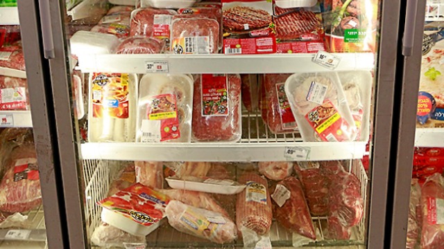 Холодильник с курятиной в супермаркете. Фото: Дана Копель