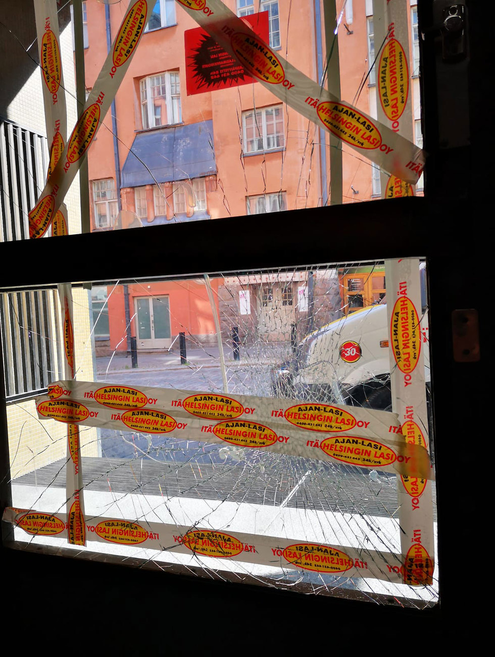 Разбитая дверь посольства Израиля в Хельсинки