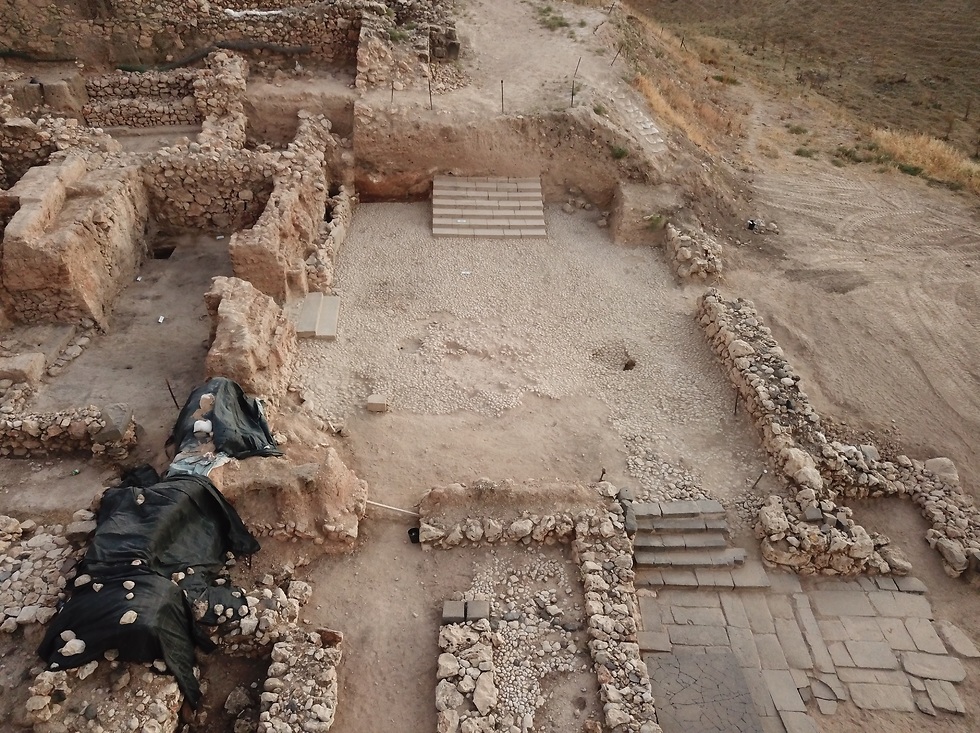 גרם המדרגות העתיק (צילום: חפירות קרן זלץ בחצור לזכר יגאל ידין)