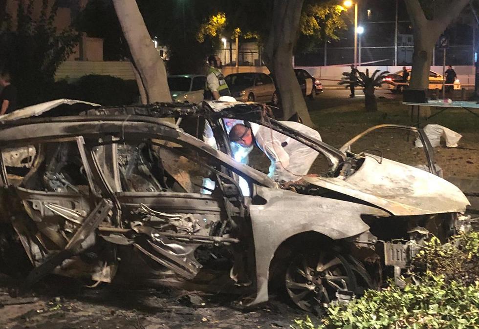 הרכב שהתפוצץ בתל אביב (צילום: דוברות המשטרה)