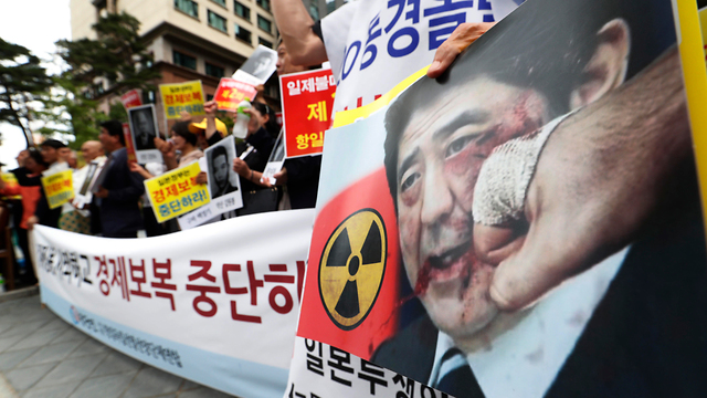 הפגנה נגד יפן ב דרום קוריאה סיאול (צילום: AP)