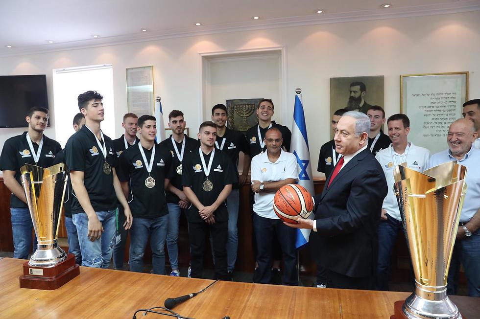 נבחרת העתודה אצל ראש הממשלה (צילום: עודד קרני, איגוד הכדורסל)