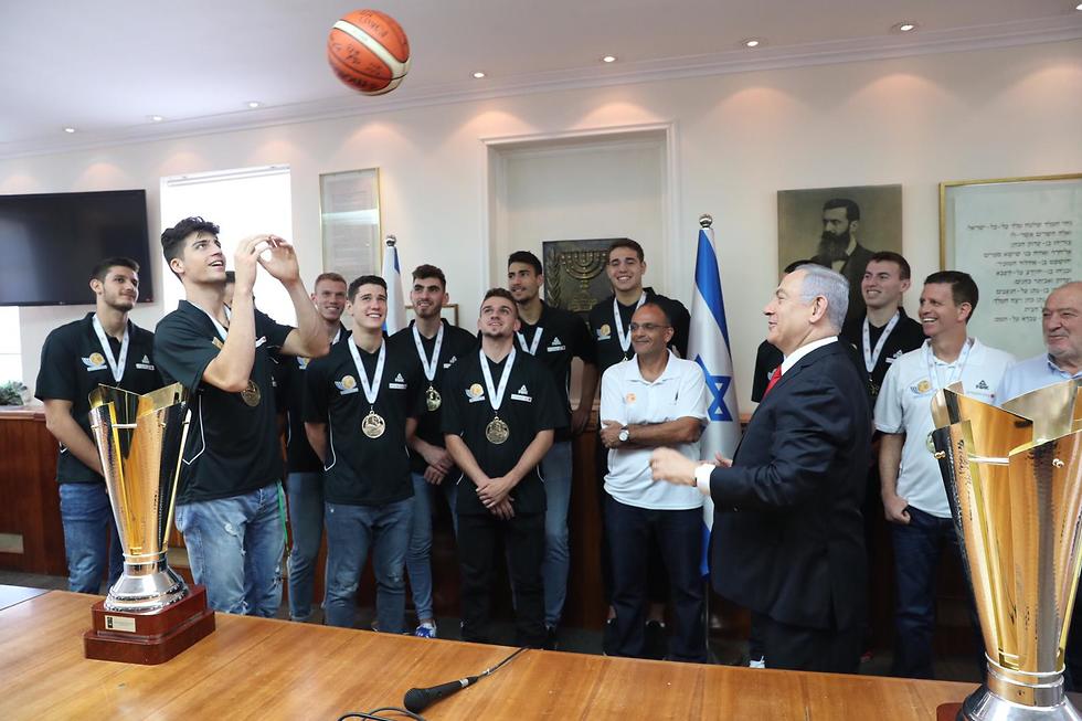 נבחרת העתודה אצל ראש הממשלה (צילום: עודד קרני, איגוד הכדורסל)