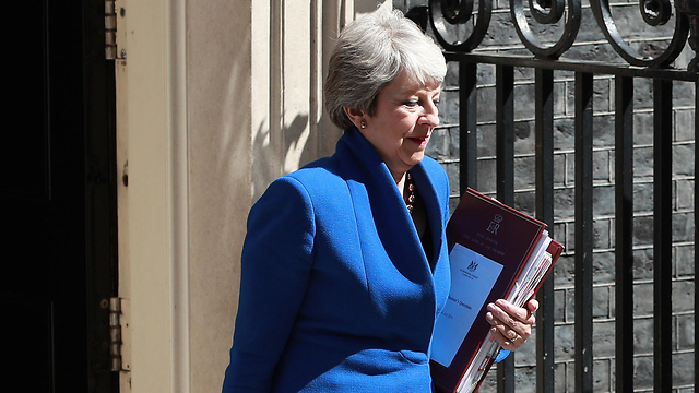 ראש ממשלת בריטניה תרזה מיי יום אחרון בתפקיד יוצאת מ דאונינג 10 (צילום: gettyimages)