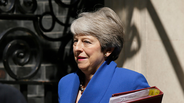 ראש ממשלת בריטניה תרזה מיי יום אחרון בתפקיד יוצאת מ דאונינג 10 (צילום: AP)