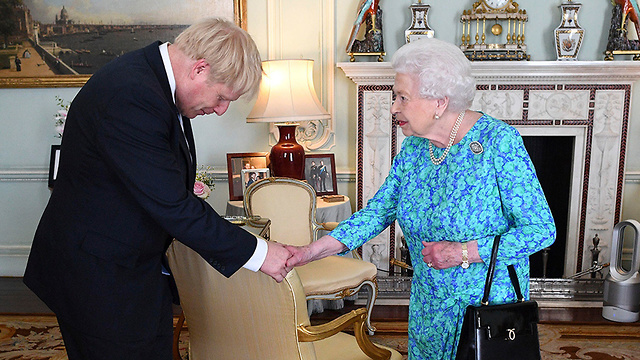 בוריס ג'ונסון ראש ממשלת בריטניה הנבחר עם המלכה אליזבת ארמון בקינגהם לונדון בריטניה (צילום: AP)