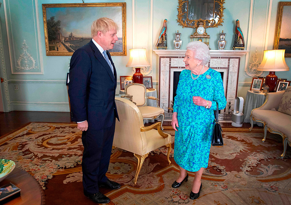 בוריס ג'ונסון ראש ממשלת בריטניה הנבחר עם המלכה אליזבת ארמון בקינגהם לונדון בריטניה (צילום: AFP)