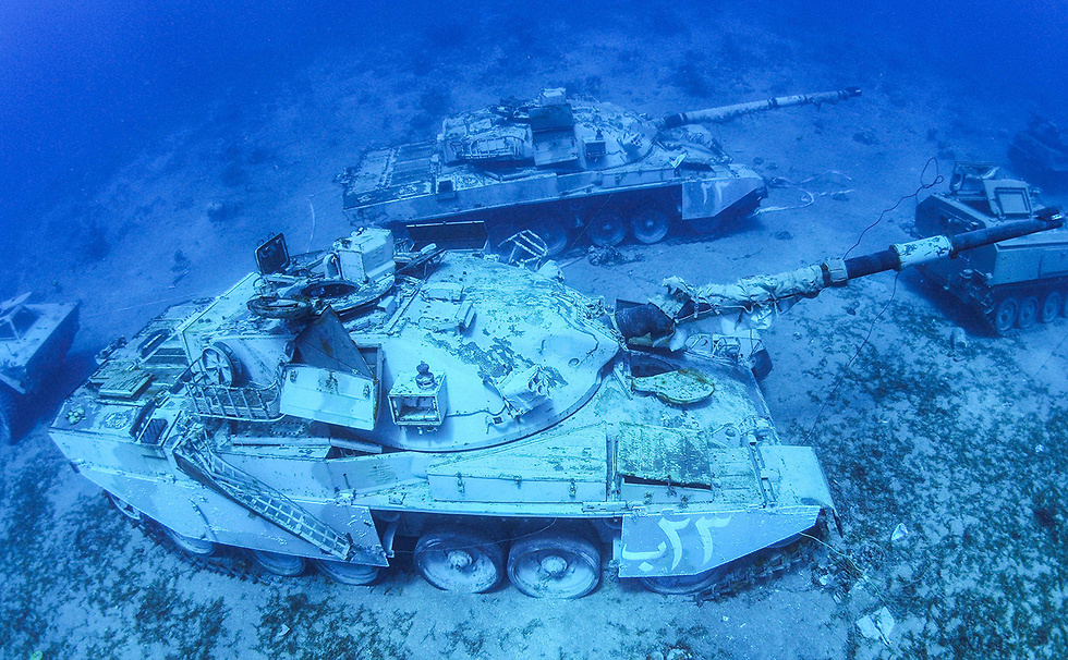 טנקים ב עקבה ירדן מוזיאון צבאי מתחת למים (צילום: AFP)