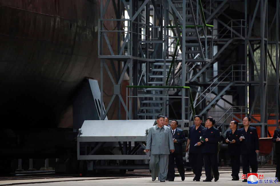 קים ג'ונג און בוחן צוללת, שלטענת צפון קוריאה נבנתה לאחרונה (צילום: EPA)