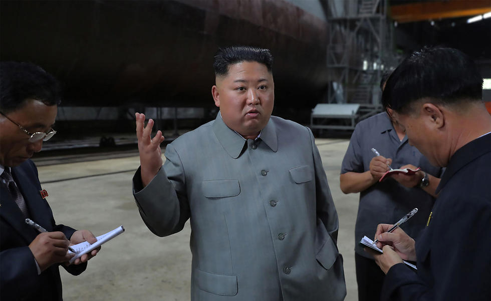 קים ג'ונג און בוחן צוללת, שלטענת צפון קוריאה נבנתה לאחרונה (צילום: AFP)