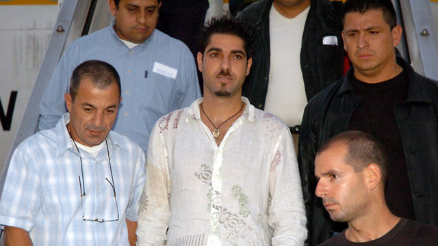 בן סוטחי יורד מהמטוס במרכז פלילים ארגון מוסלי (צילום: אבי כהן)