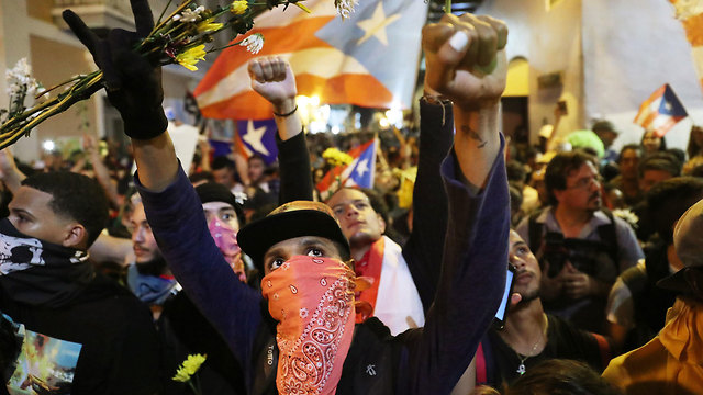 מפגינים חוגגים התפטרות מושל פורטו ריקו ריקרדו רוסלו ב סן חואן (צילום: AFP)